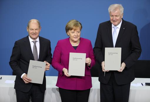 El líder del Partido Socialdemócrata (SPD), Horst Seehofer; la canciller alemana y líder de la Unión Cristianodemócrata (CDU), Angela Merkel; y el líder de la Unión Socialcristiana (CSU), Olaf Zcholz