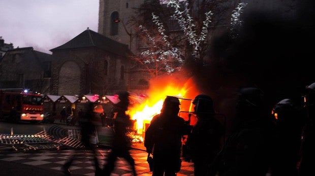 Incendios y disturbios en el corazón de París por las nuevas protestas de los chalecos amarillos