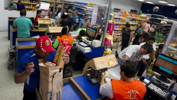 El uso de billetes de dólares se extiende a las compras diarias de los venezolanos