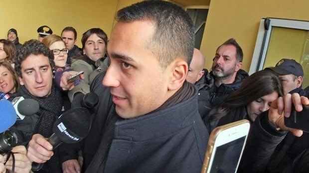 El vicepresidente italiano Luigi Di Maio, con los chalecos amarillos: «No os rindáis»