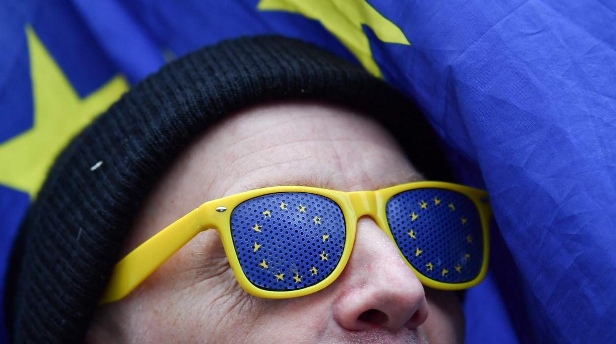Un manifestante contrario al Brexit, con unas gafas de la Unión Europea