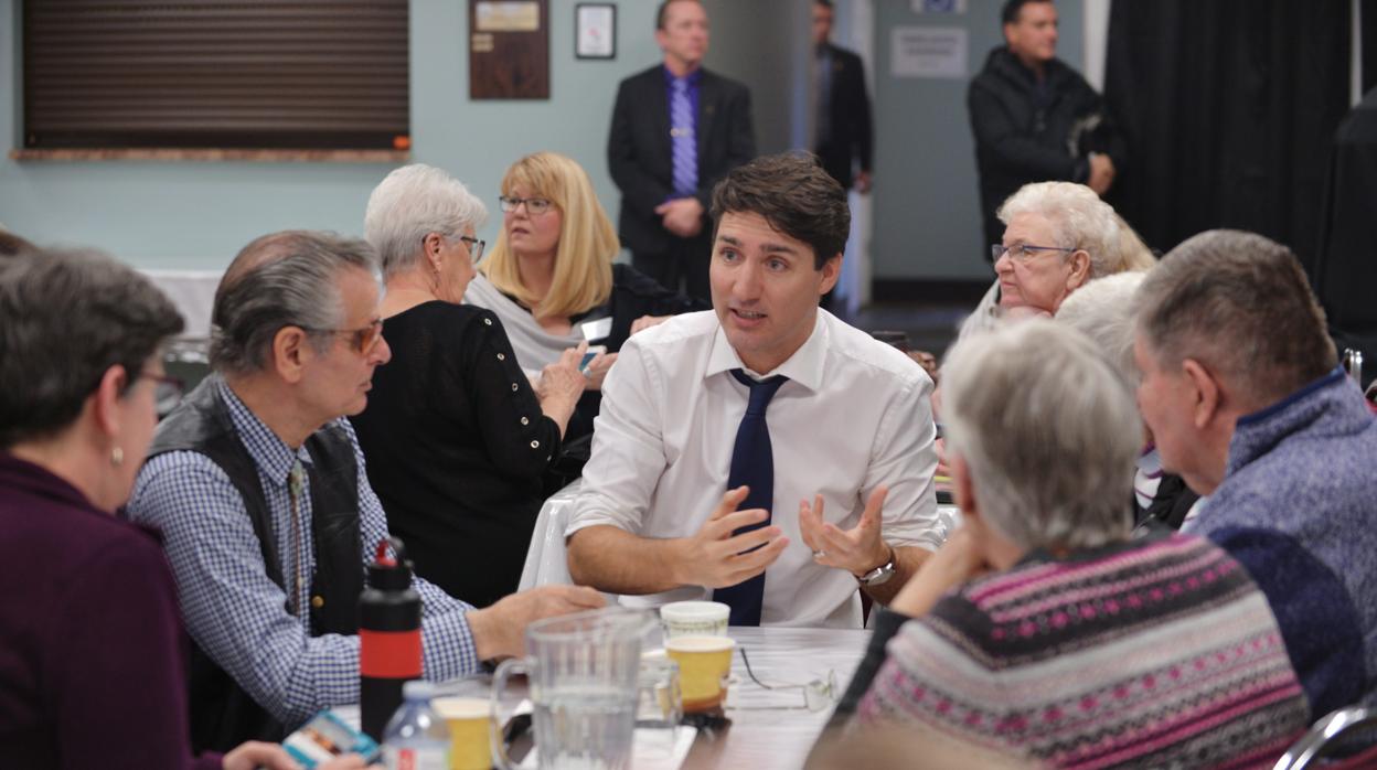 El primer ministro de Canadá, Justin Trudeau, en un centro de adultos en Kamploops
