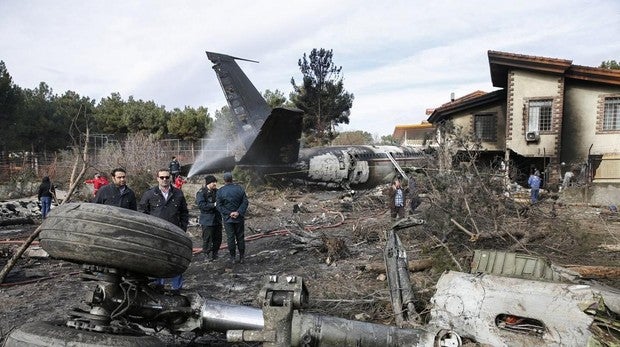 Hallan siete cadáveres entre los restos del avión de carga siniestrado en Irán