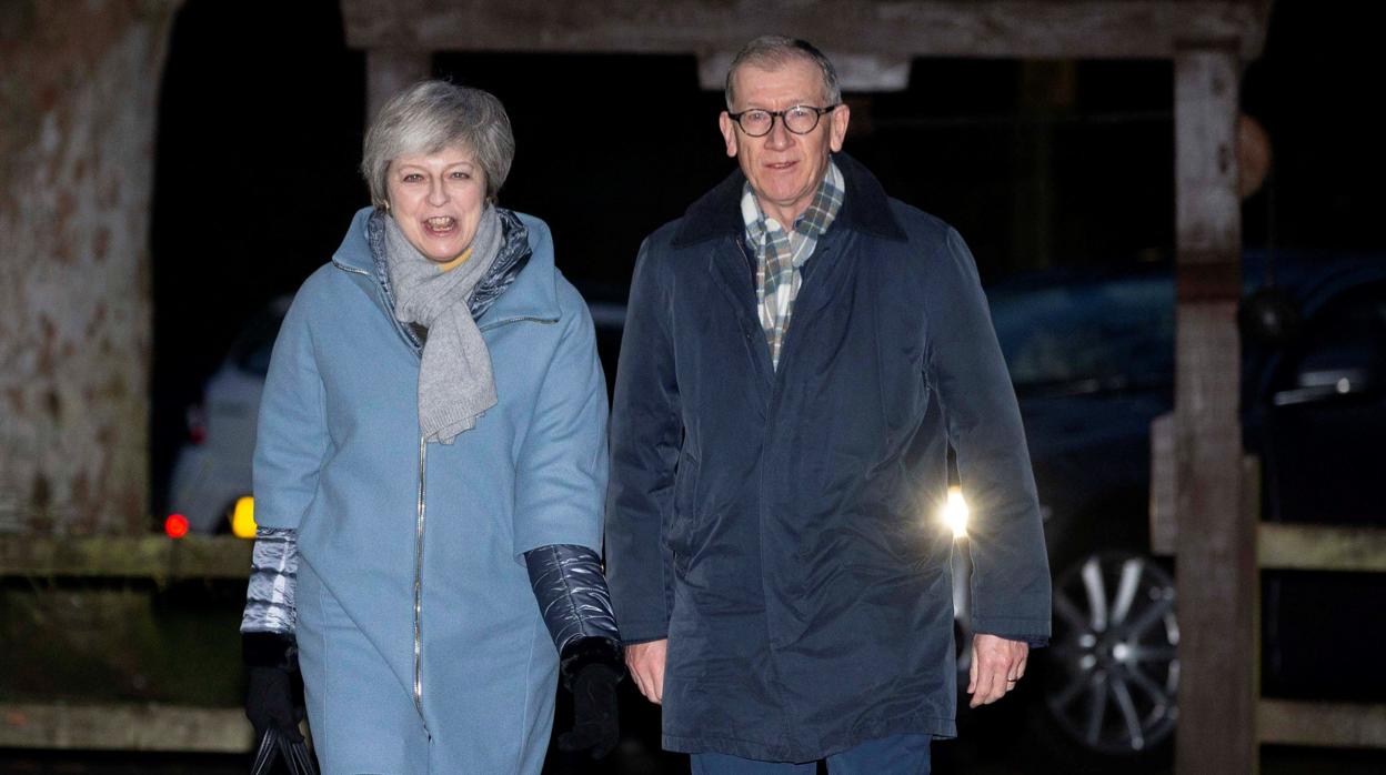 La primera ministra Theresa May, con su marido, cuando acude a un servicio religioso