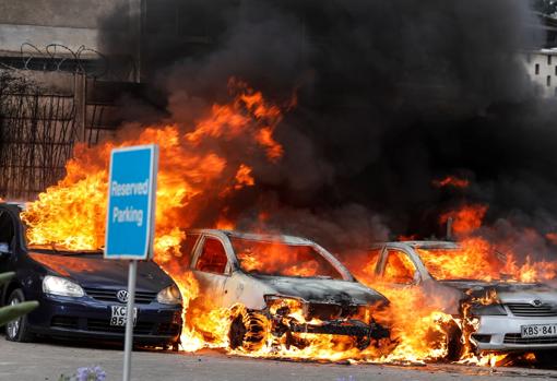 Varios coches arden en un aparcamiento cerca de donde se produjeron un tiroteo y varias explosiones