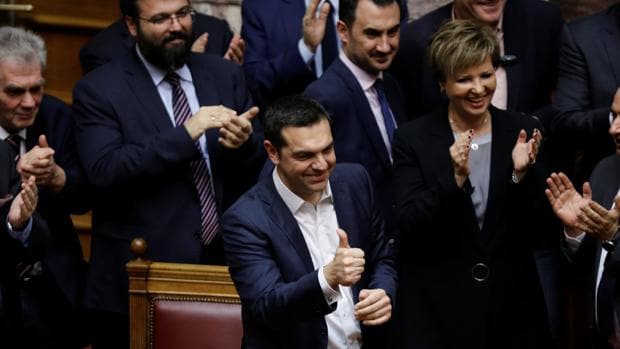 El Gobierno de Tsipras supera la moción de confianza en el Parlamento griego