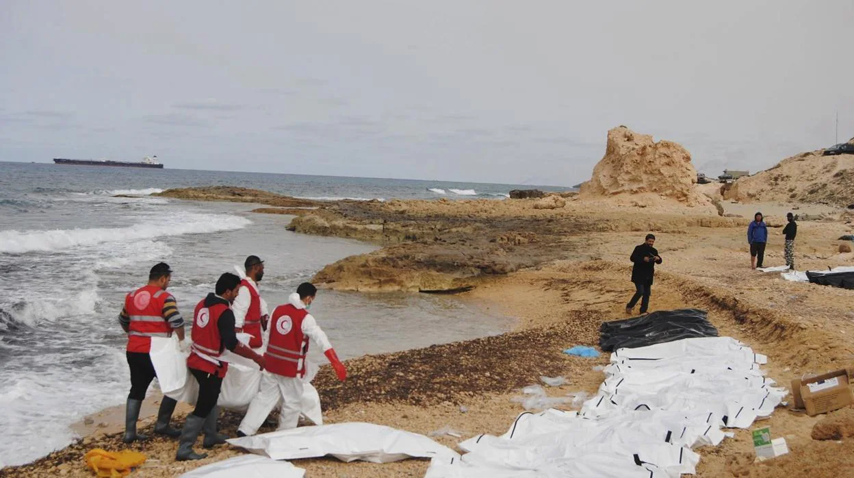 Imagen de archivo de varios cadáveres arrastrados hasta la costa de Libia