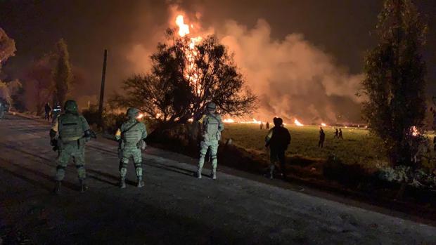 Fallecen 76 personas en México tras explotar un oleoducto mientras lo saqueaban