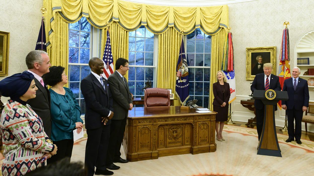 Tramp acoge una ceremonia de naturalización de extranjeros en el Despacho Oval de la Casa Blanca