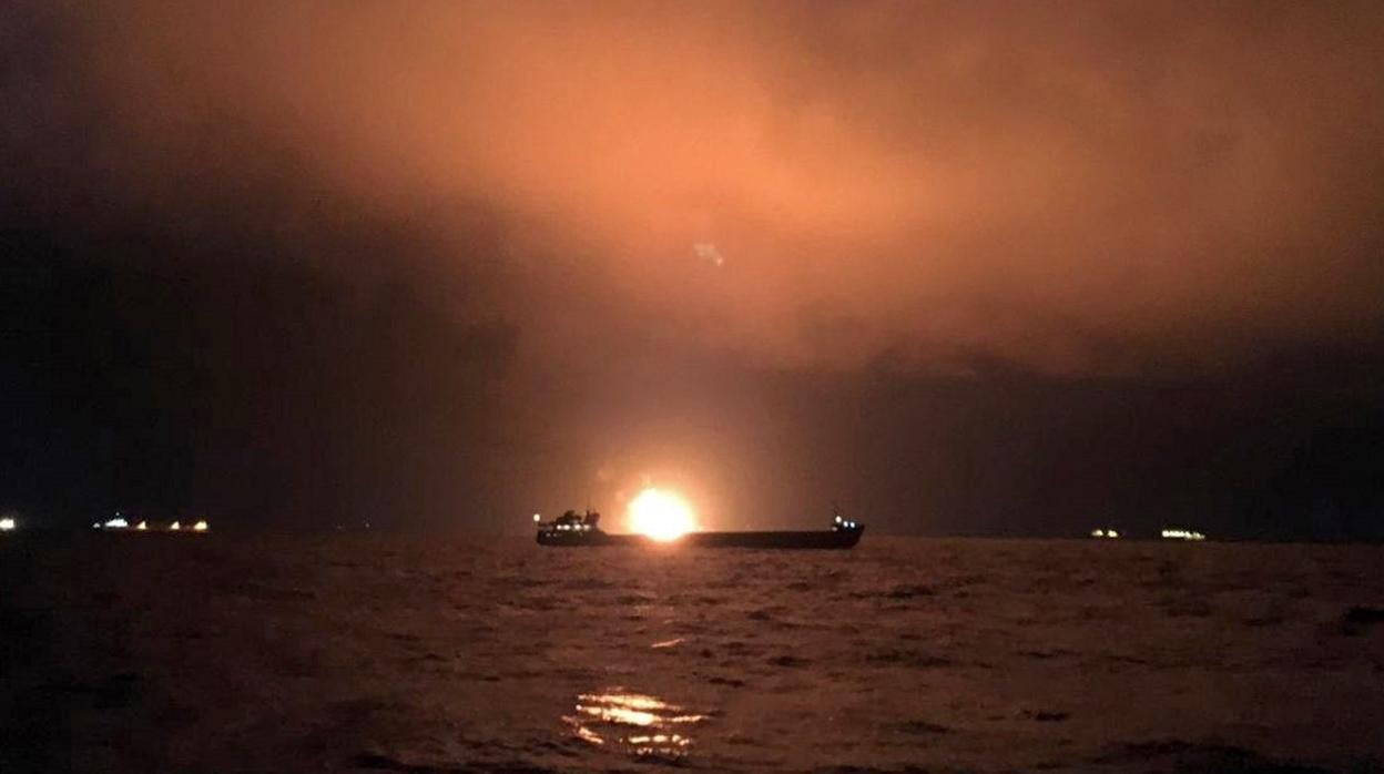 magen que muestra a uno de los dos barcos en llamas en el Estrecho de Kerch, este lunes entre la frontera de Crimea y Rusia