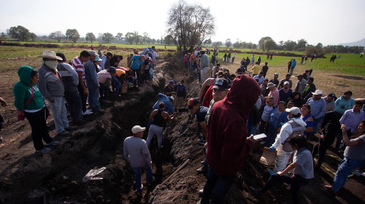 Pobladores de Tlahuililpan (México) buscan restos de los fallecidos en el sitio de la explosión en el oleoducto