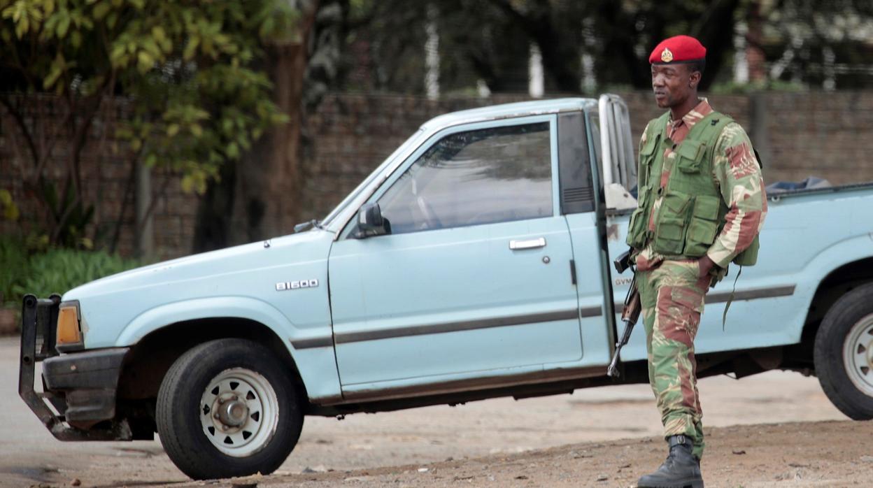 Soldados armados patrullan una calle este lunes en Harare, Zimbabue