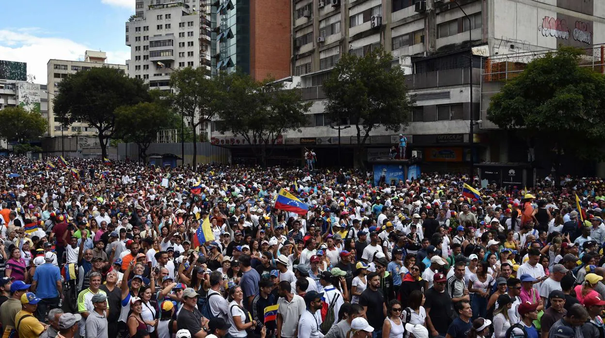 Cientos de miles de personas salieron a las calles de Caracas ayer para apoyar la juramentación de Juan Guaidó como presidente de Venezuela