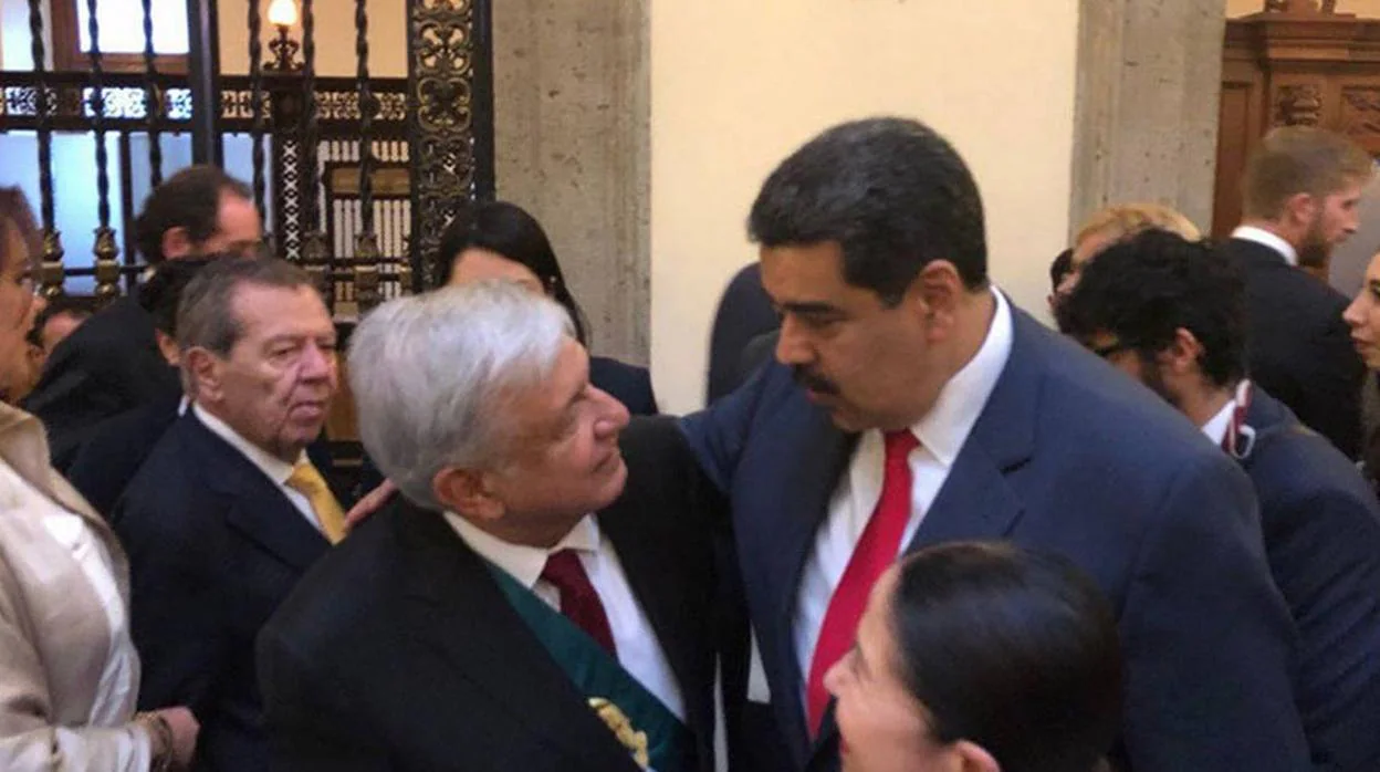El presidente López Obrador , el día de su toma de posesión, saluda a Nioolás Maduro