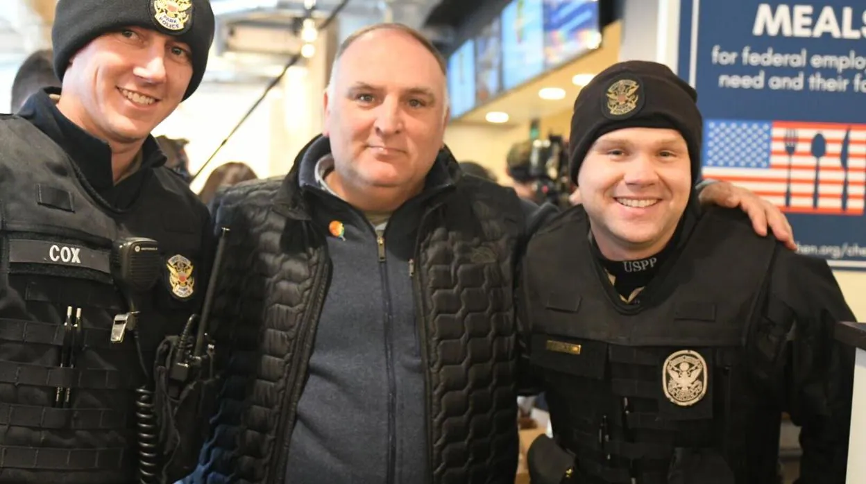 El cocinero José Andrés se toma una fotografía con dos agentes de policía de EE.UU.