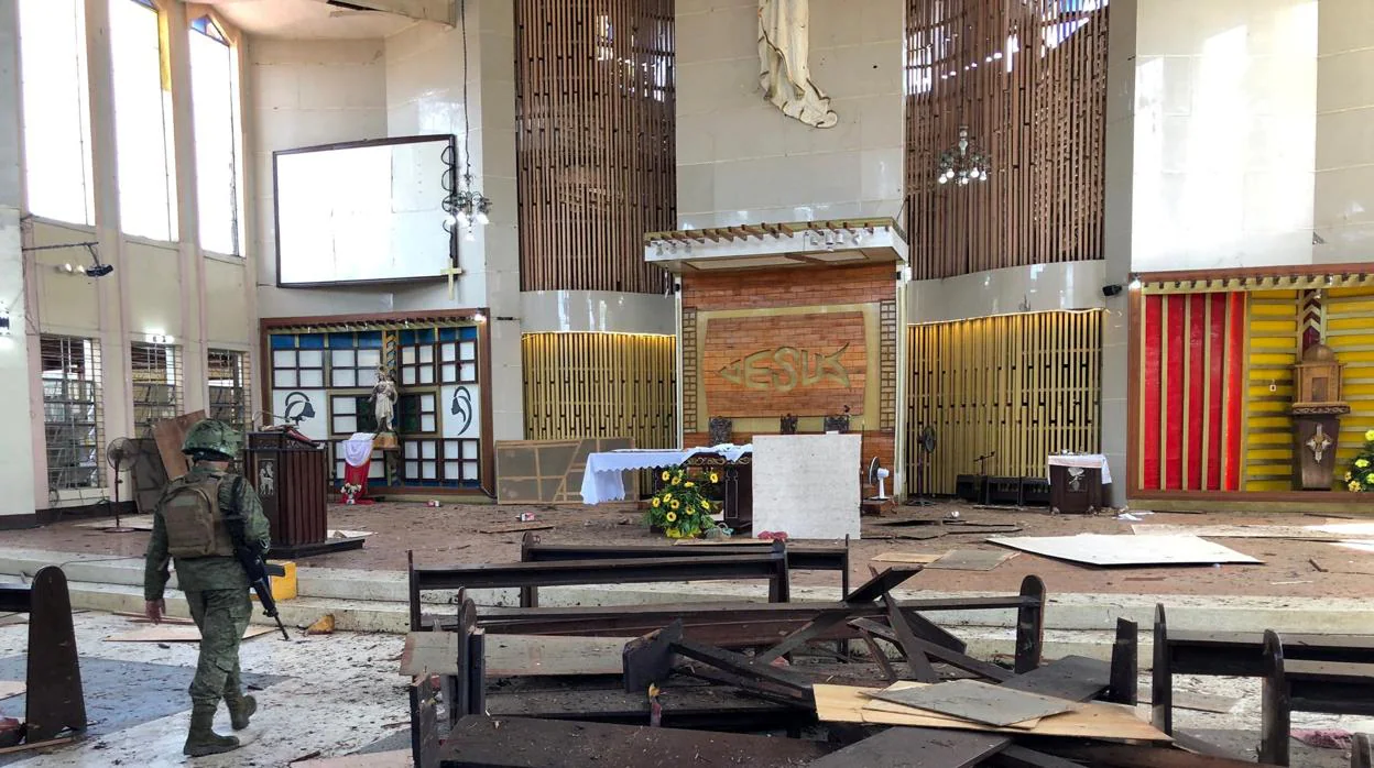 Interior de la catedral de Jolo después del atentado con dos bombas