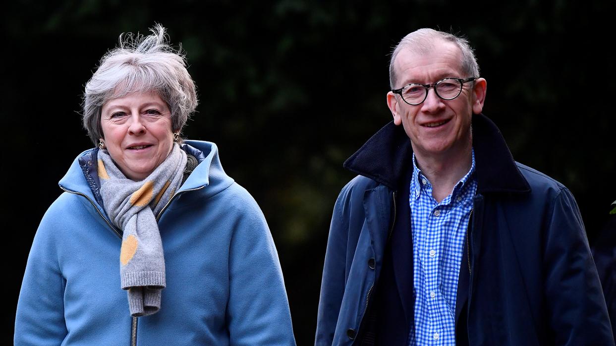 Theresa May y su esposo, Philip, a la salida de la iglesia en Maidenhead