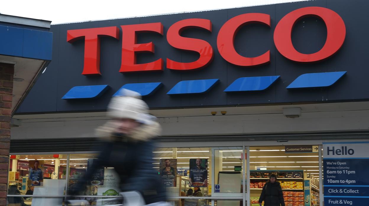 Tesco, la principal cadena británica de supermercados, despedirá hasta a 9.000 trabajadores