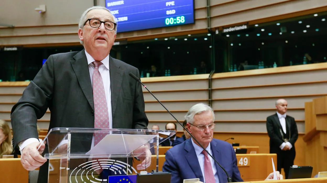 El presidente de la Comisión Europea, Jean-Claude Juncker (i), participa en una sesión plenaria en el Parlamento Europeo en Bruselas (Bélgica)