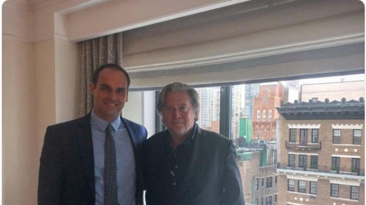 Bannon elige al hijo de Bolsonaro como líder de El Movimiento en Iberoamérica