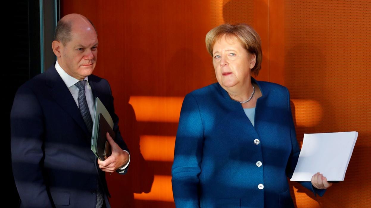 Olaf Scholz y Angela Merkel asisten a una reunión del gabinete en Berlín