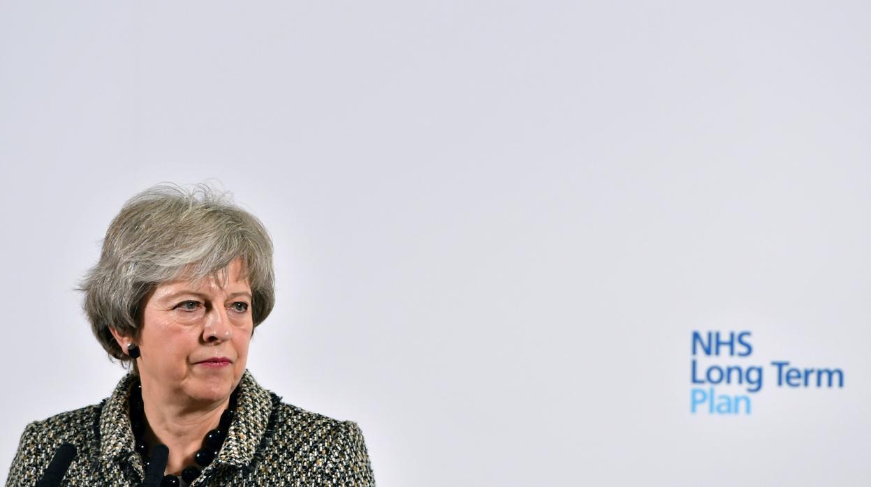 May se compromete a evitar una frontera dura en Irlanda a pesar de las complicaciones del Brexit