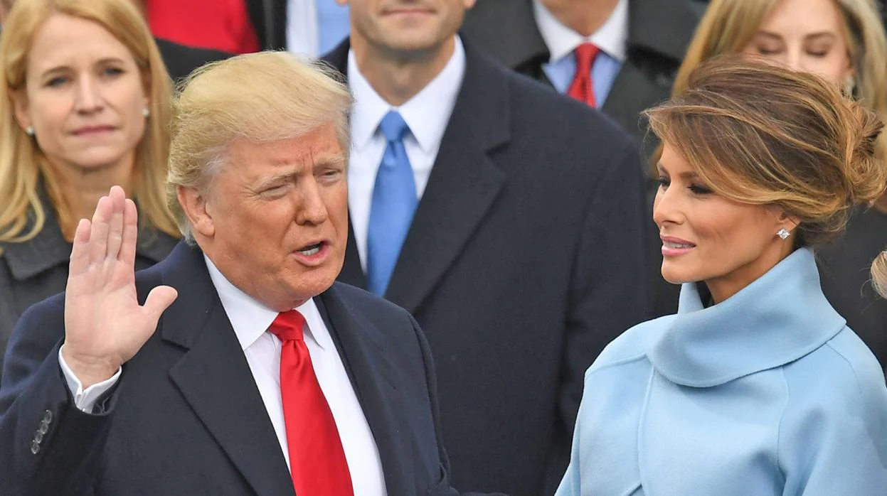 Donald Trump jura como 45 presidente de los EE.UU. en presencia de su mujer el 20 de enero de 2017
