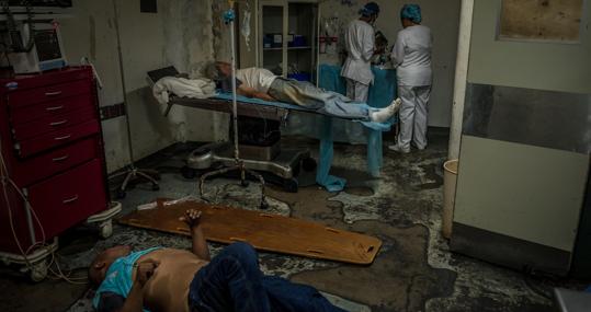 Pacientes en el suelo en el hospita Luis Razetti