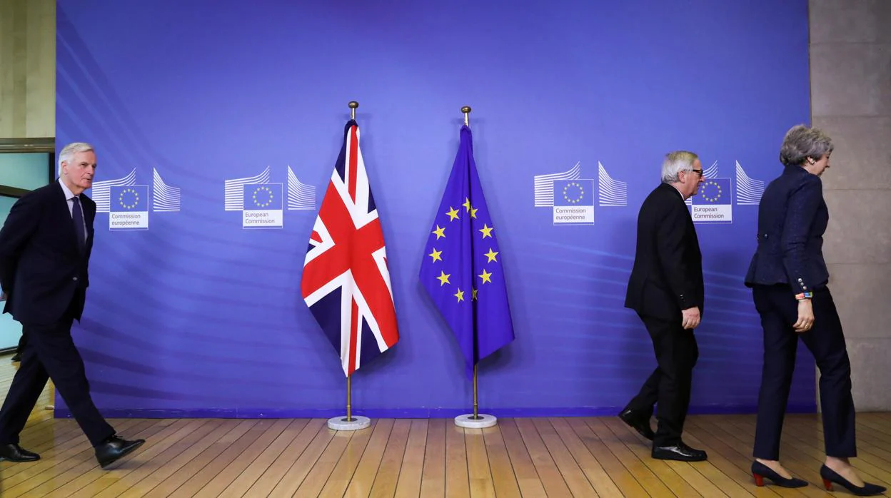 De izquierda a derecha, el negociador de la UE, Barnier, el presidente de la Comisión, Juncker, y May ayer en Bruselas