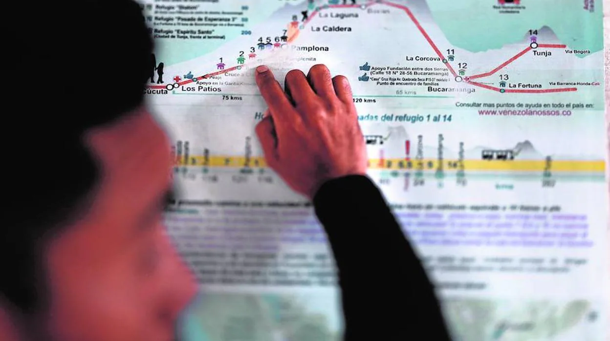 Un emigrante venezolano muestra el mapa de la ruta que los emigrantes siguen durante su éxodo por tierras colombianas