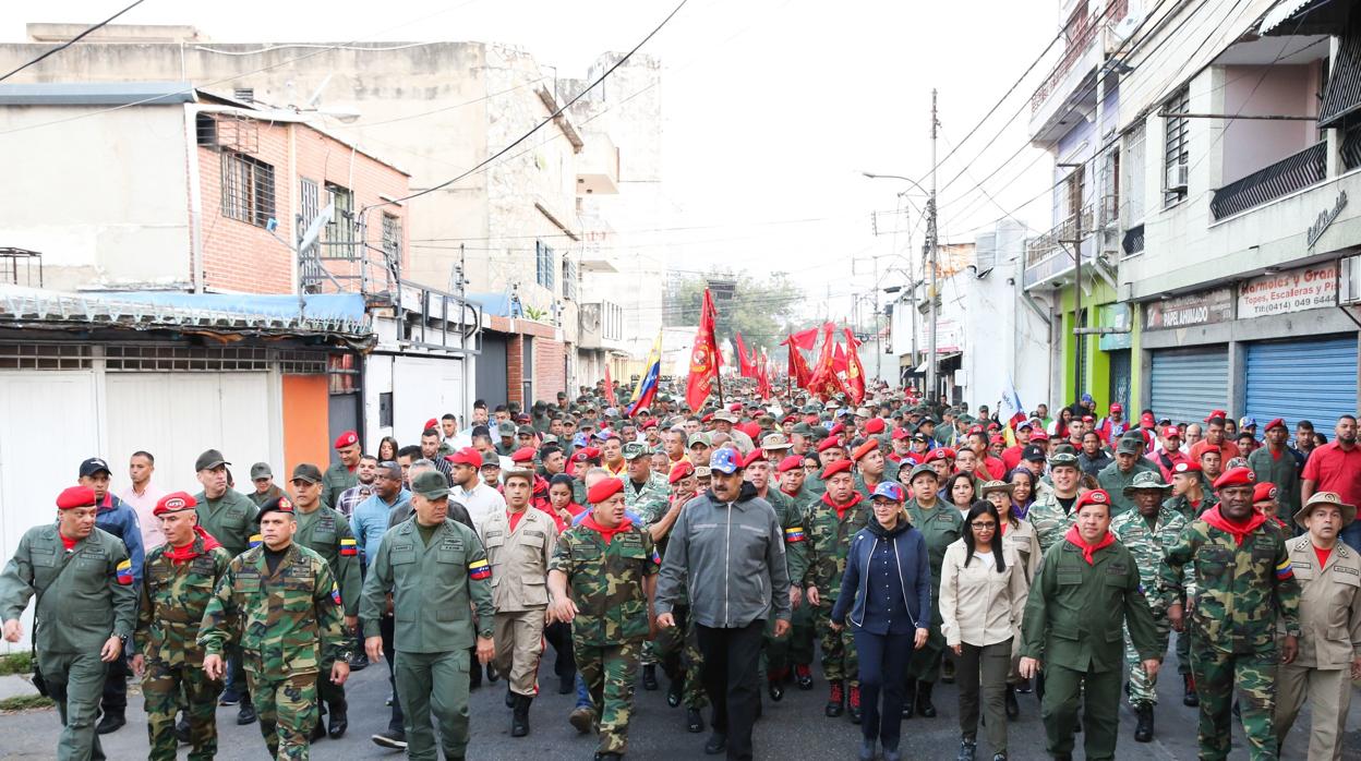 Fotografía cedida por la oficina de Prensa de Miraflores, del gobernante venezolano, Nicolás Maduro (c), durante un acto de Gobierno con militares este lunes en Maracay (Venezuela). Maduro dijo este lunes que es "nefasta" la decisión del jefe del Gobierno de España, Pedro Sánchez, de reconocer al líder del Parlamento del país caribeño, Juan Guaidó, como presidente encargado de Venezuela