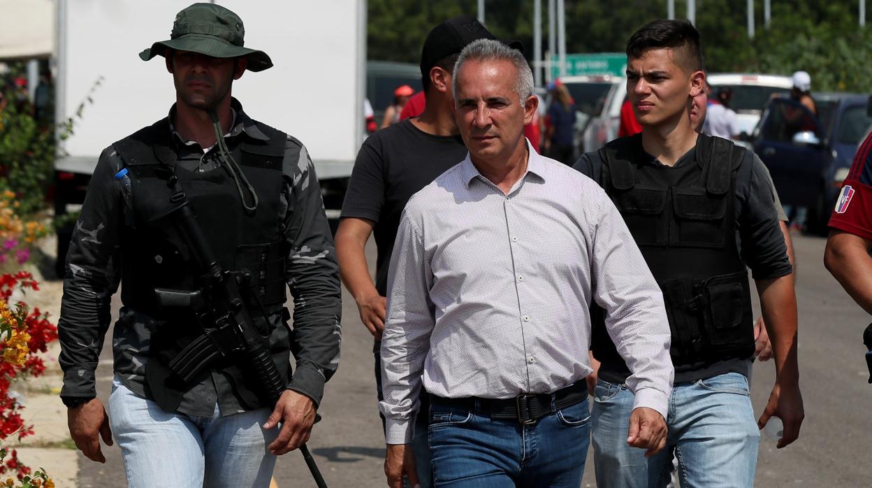 Freddy Bernal (en el centro), denominado «protector» del Táchira, en la localidad fronteriza de Ureña