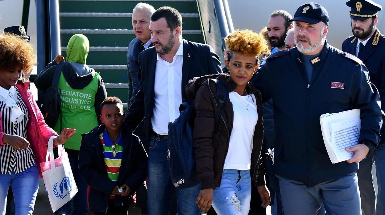 Matteo Salvini, en el centro, recibe a un grupo de inmigrantes procedenes de centros de recepción en Níger