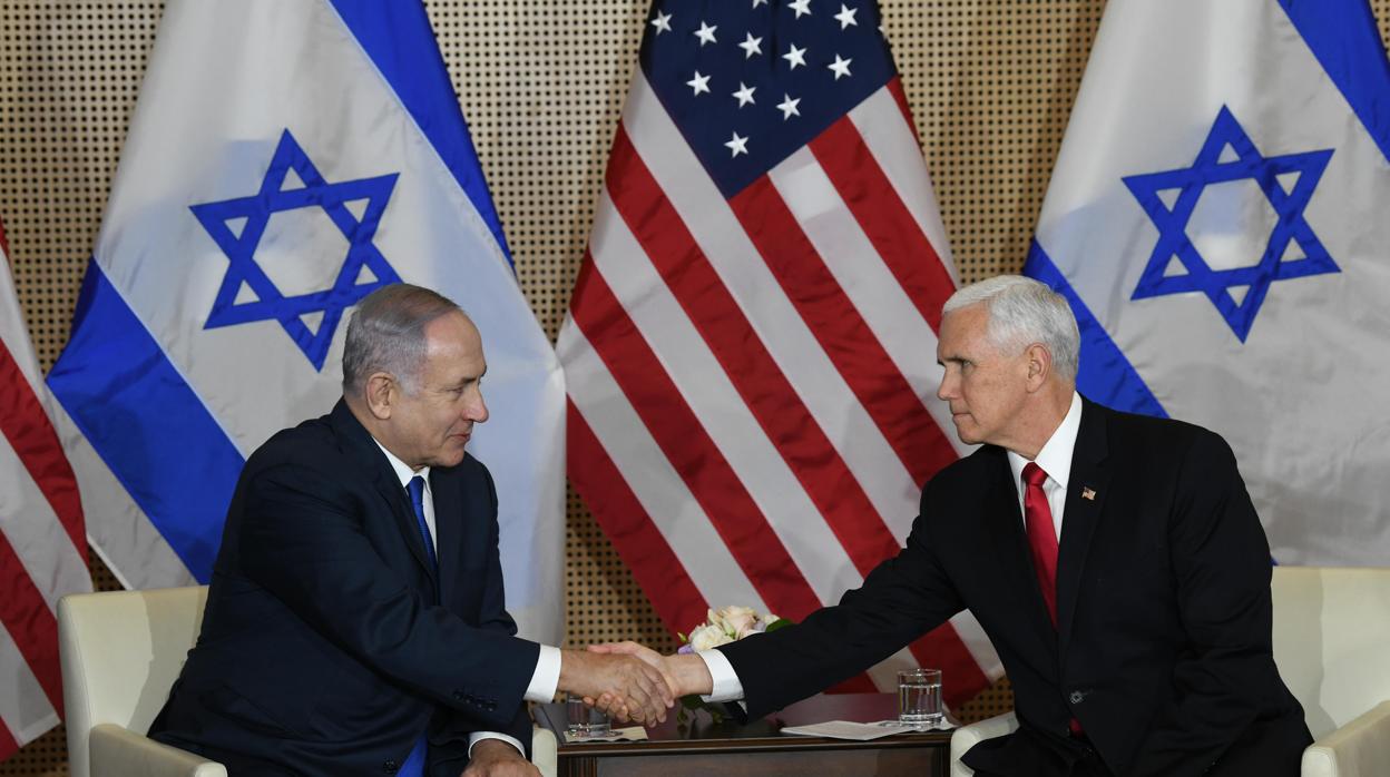 Mike Pence con Benjamin Netanyahu, ayer en Varsovia