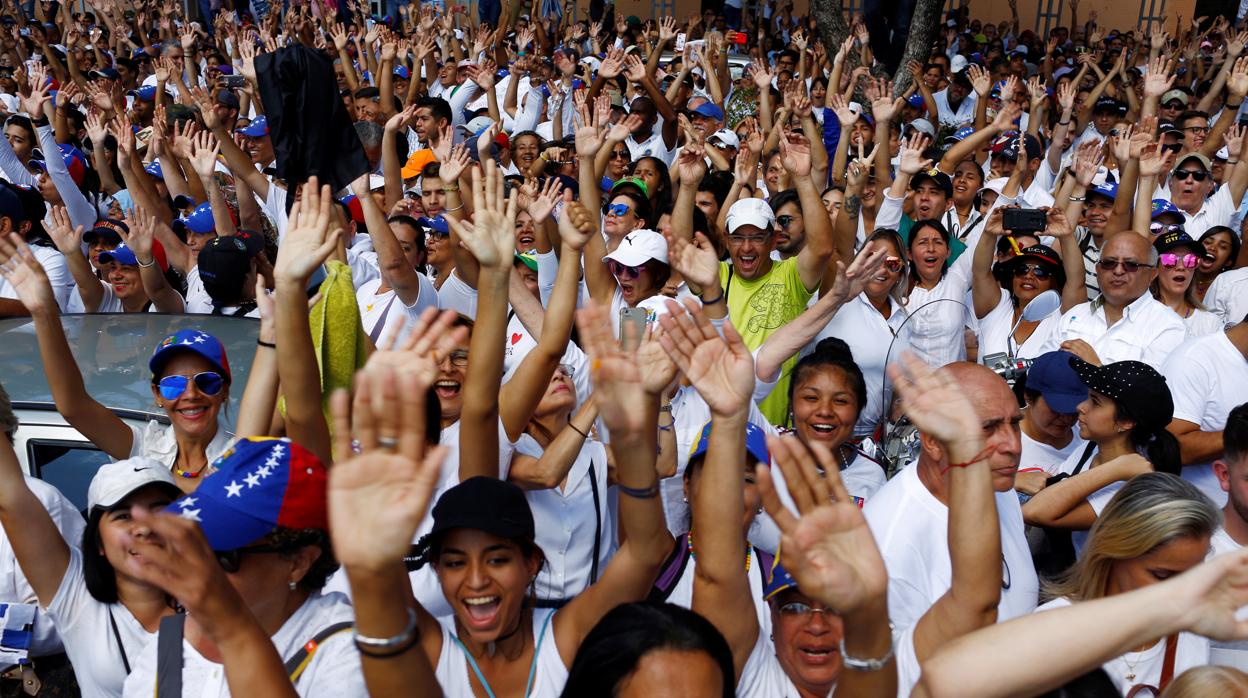 Un grupo de voluntarios aguardan en Caracas una reunión con Guaidó