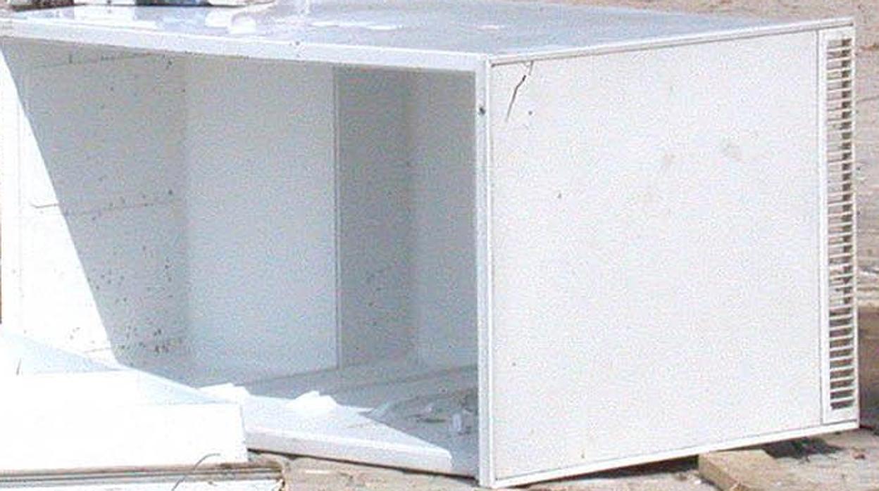 Un congelador depositado en el suelo, en una imagen de archivo