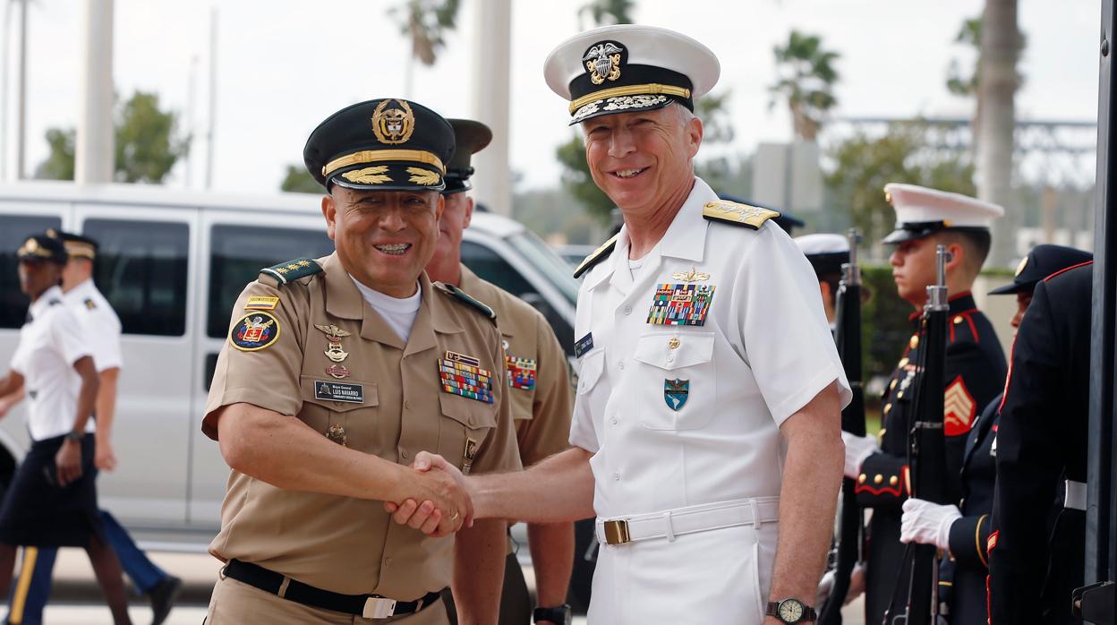 El almirante Craig Faller, jefe del Comando Sur de EE.UU. (derecha) recibe al mayor general Luis Navarro Jiménez, jefe de la Fuerza Militar de Colombia