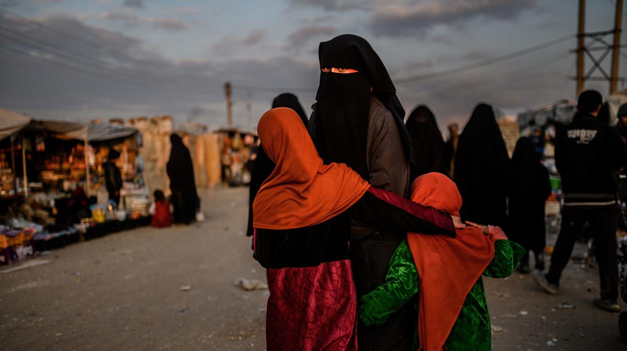 Una mujer y sus dos hijas en un campamento de detenidos en el noreste de Siria