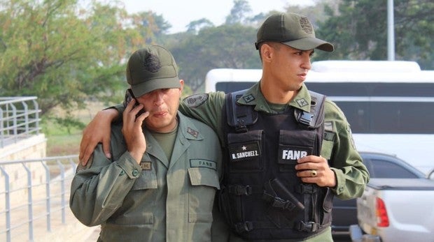 Desertan trece militares y policías chavistas para unirse a la oposición