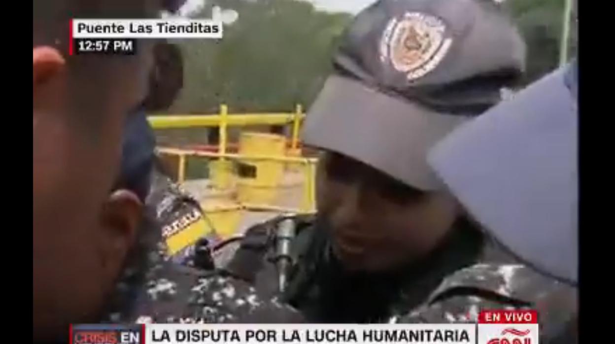 Una de la mujeres policía llorando ante la petición de a ayuda humanitaria por uno de sus compatriotas