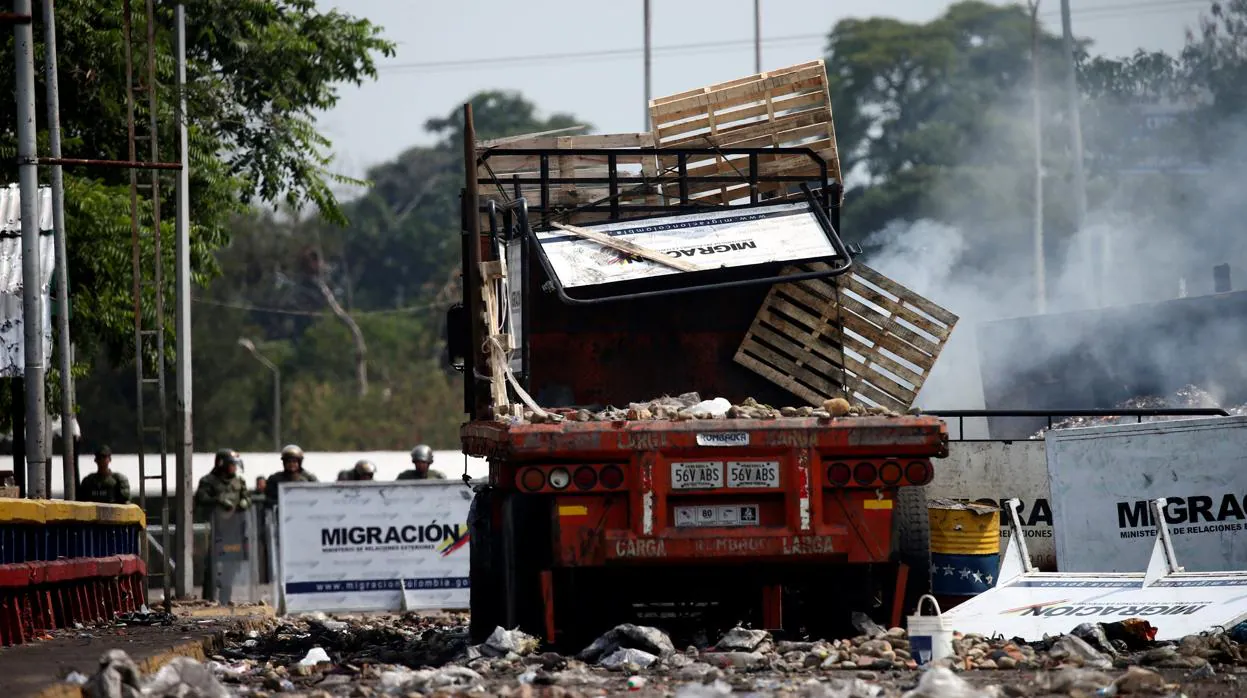 El camión que transportaba la ayuda humanitaria fue incinerado antes de entrar a Venezuela