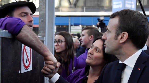 El partido de Macron lidera las encuestas para las europeas de mayo seguido por el de Le Pen