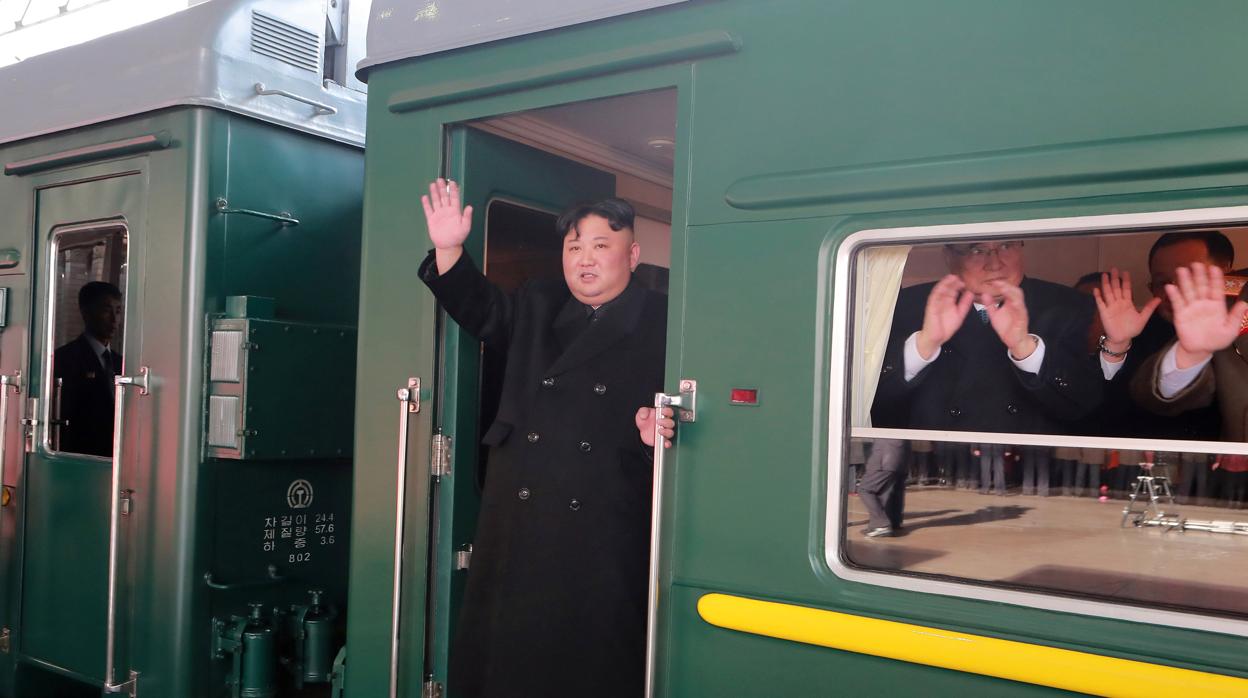 El presidente Kim Jong-un saluda tras subir al tren que le llevará al encuentro con Trump en Hanoi