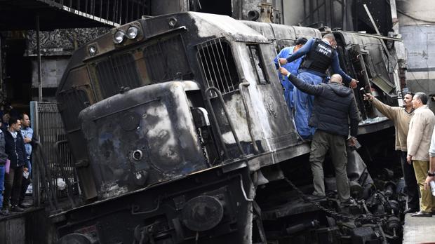 Al menos 20 muertos tras chocar un tren contra una estación en El Cairo