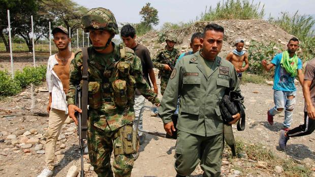 Al menos 410 militares venezolanos han desertado a Colombia