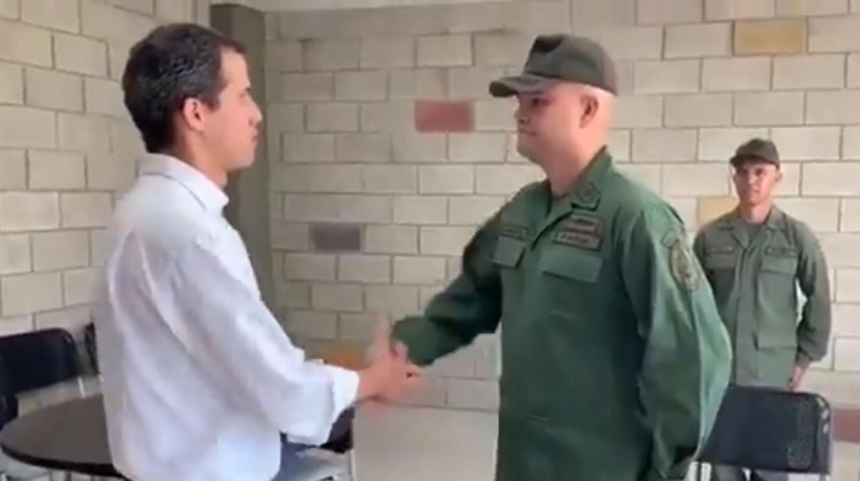 Uno de los integrantes del ejército chavista que ha desertado