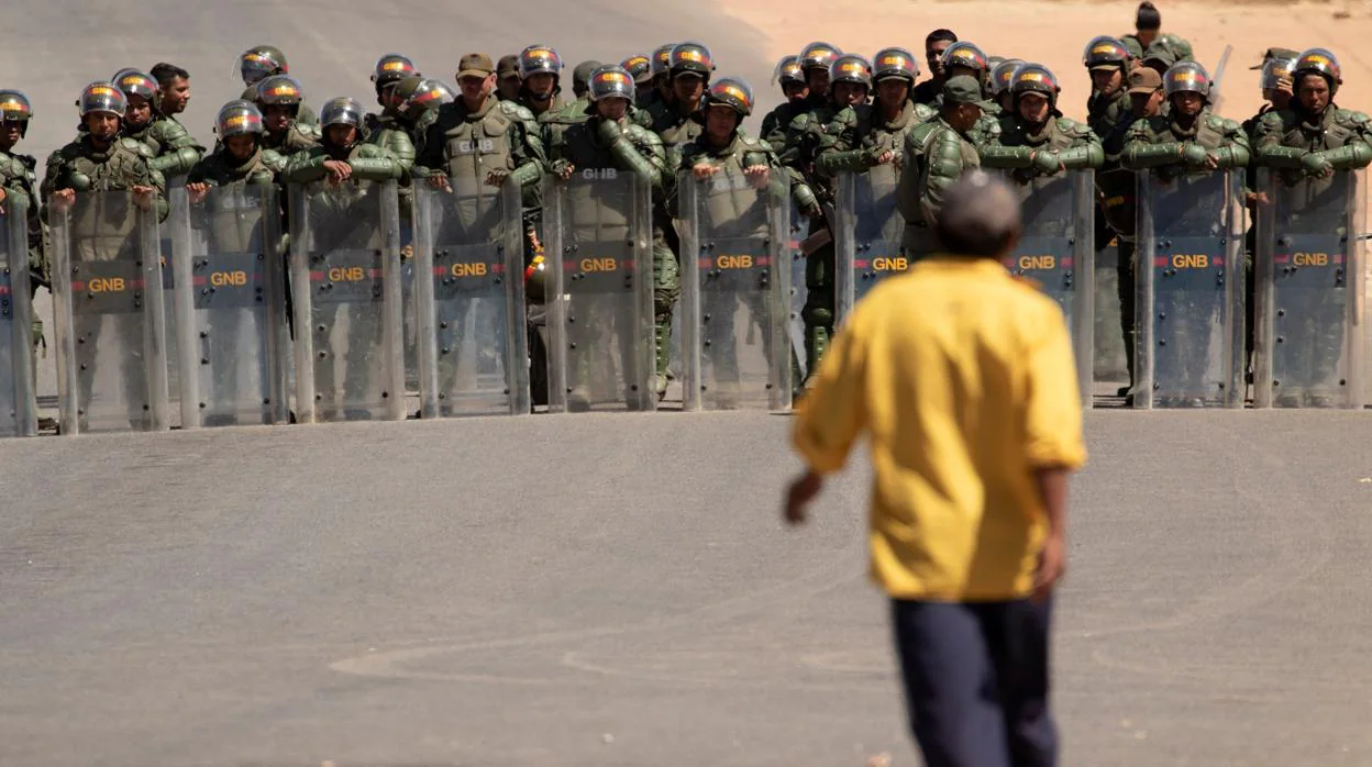 Miembros de la Guardia Nacional Bolivariana montan guardia en el paso fronterizo entre Brasil y Venezuela
