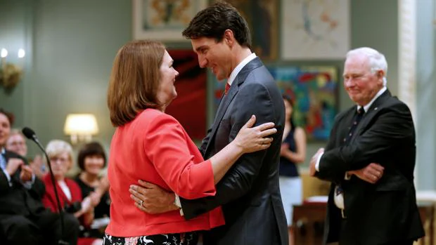Otra dimisión profundiza la crisis para Trudeau en Canadá