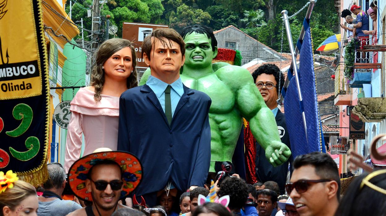 Los muñecos de Jair Bolsonaro, su esposa Michelle, y el increíble Hulk, durante los carnavales en Brasil