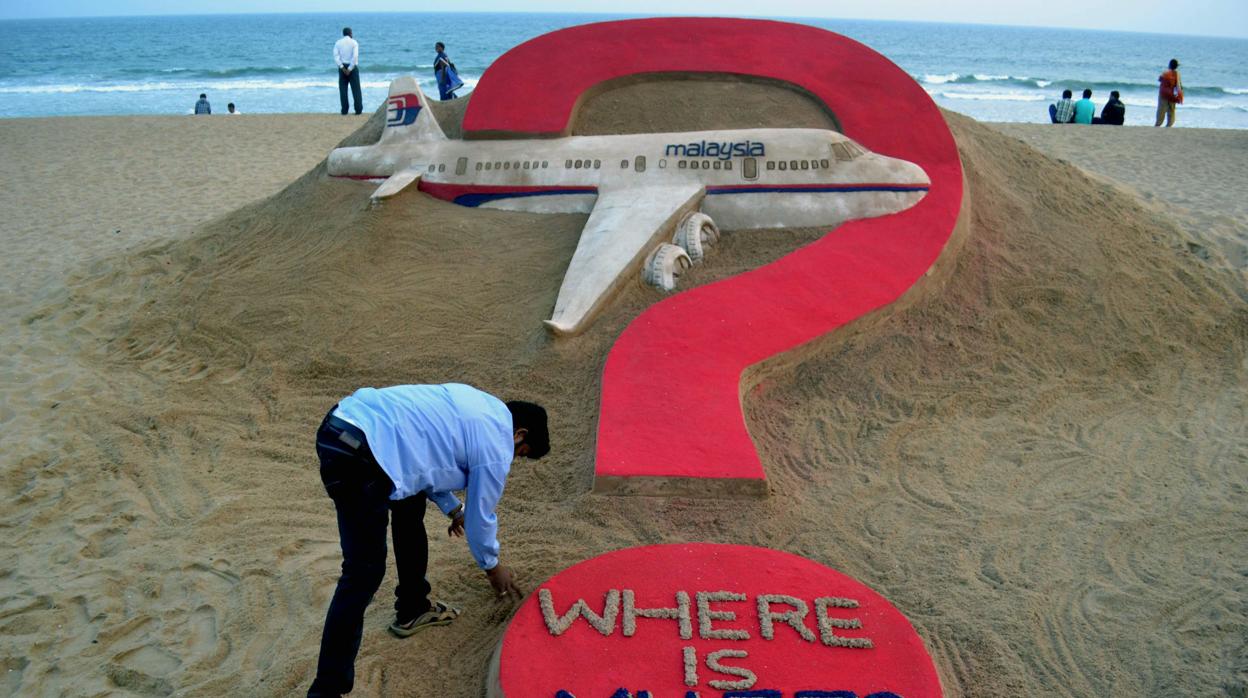 Homenaje al avión desaparecido en la playa de Puri, en la zona oriental del estado de Odisha